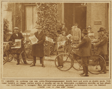 871263 Afbeelding van agenten en bezorgers van het weekblad 'Utrecht in Woord en Beeld', die het extra nummer van het ...